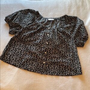 Universal Thread Black and White Floral Top